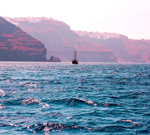 boat-Santorini-